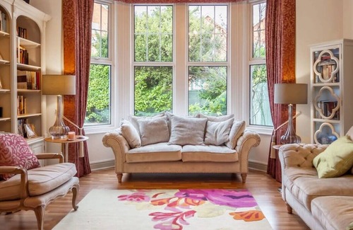 Windsor House | LUXURY HOME ❤ GATED PARKING, WALK 2 THE SIGHTS!