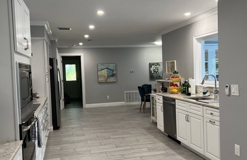 Southgate House | Luxury home/heated private pool mins drive to Siesta Key & Downtown Sarasota.