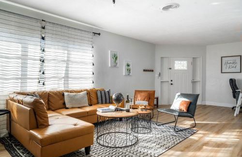 Tarpon Springs Apartment | Luxury Home & Mins to Beach and Walk to Downtown