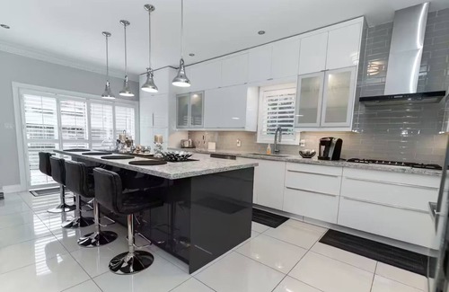 Hurontario House | Luxury Home Square One & Airport