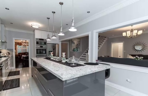 Hurontario House | Luxury Home Square One & Airport