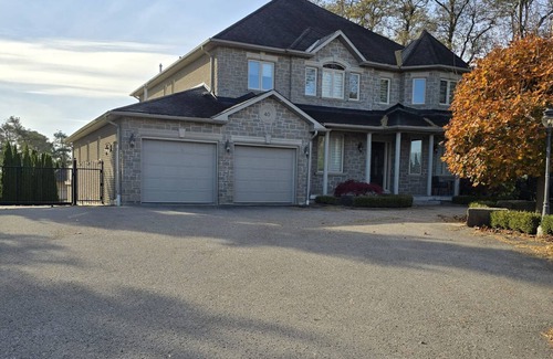 Richmond Hill House | "Luxury Home with Pool and Outdoor Bar"