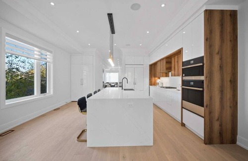Richmond Hill House | Luxury Home with Sauna, Patio & Backyard Near Lake
