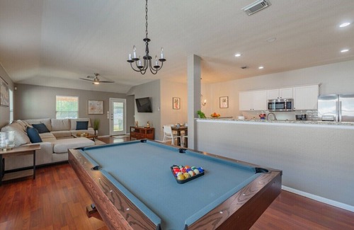 Wetmore House | Luxury Home with Hot-Tub, Pool Table & BBQ by Fiesta Texas & Seaworld