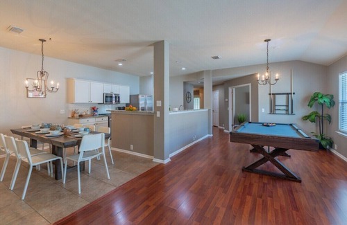 Wetmore House | Luxury Home with Hot-Tub, Pool Table & BBQ by Fiesta Texas & Seaworld