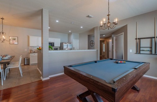 Wetmore House | Luxury Home with Hot-Tub, Pool Table & BBQ by Fiesta Texas & Seaworld