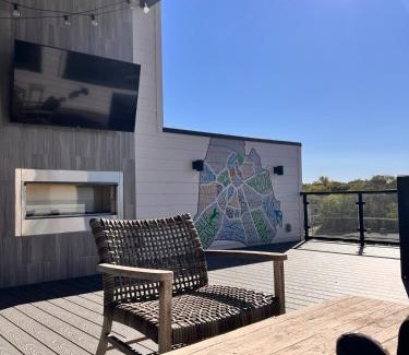 Eighth Avenue House | Luxury Home with HUGE Rooftop and 7 Beds