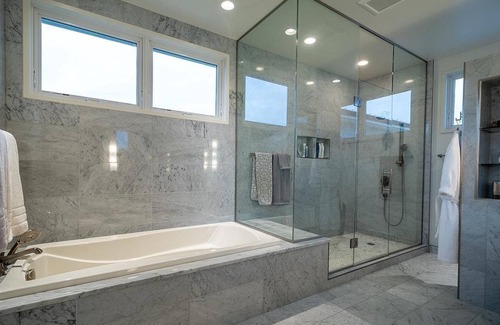 Verona House | 🔥Luxury Home With Outdoor Hottub and Movie Theater