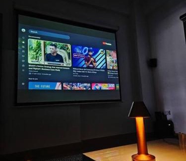 Kumarhatti Apartment | Luxury home with projector room near Kasauli