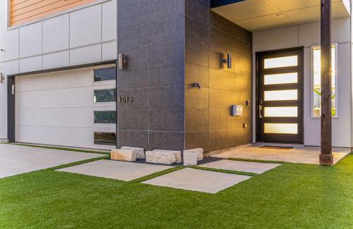 West Dallas Villa | Luxury Home With Rooftop Views