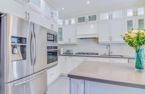 Birch Cliff Heights House | Luxury house, 25 minutes to Toronto Downtown