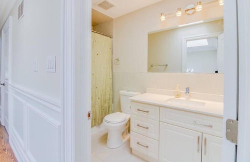 Birch Cliff Heights House | Luxury house, 25 minutes to Toronto Downtown
