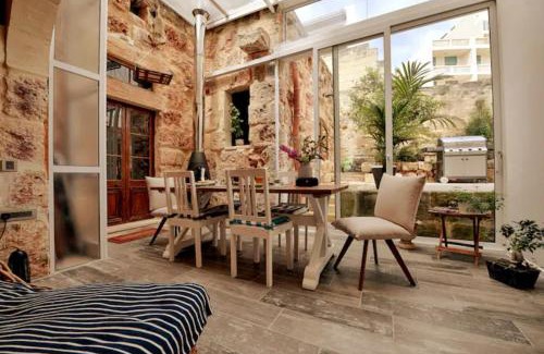 Mellieha Villa | Luxury House of Character Golden Bay/Manikata.