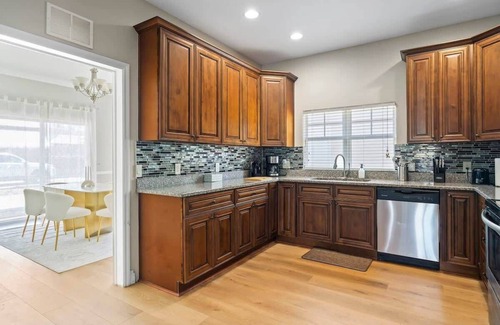 Gillespie Park House | Luxury House Walking Distance to Ocean - Sleeps 12