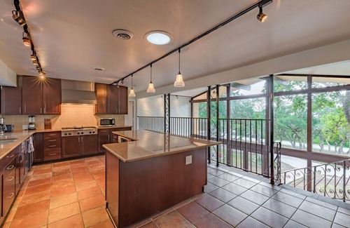 Wetmore House | Luxury House with a Huge Pool & Game Room by Fiesta Texas & Seaworld