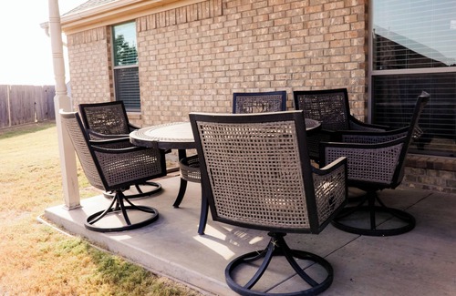 Wichita Falls House | Luxury huge 4br home, 2king, 1queen, triple bunk bed, 4TV with fence playground❣️
