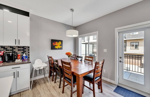 Southeast Edmonton House | Luxury in Laurel-8 guests+1 Baby,4 beds,2.5 bath,Dbl Grg,discount w direct book.