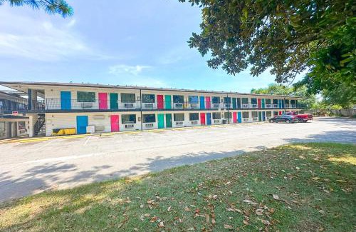 Albany Hotel | Luxury Inn By OYO Albany