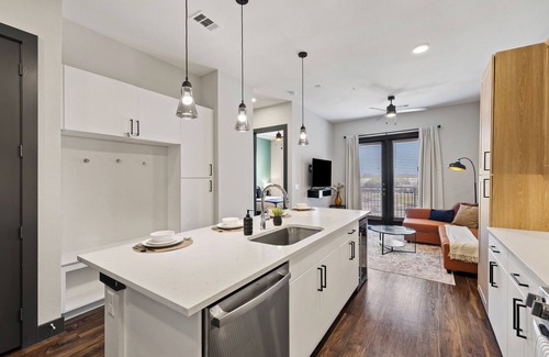 North Burnet Apartment | Luxury King Bed+Pool+Gym+DowntownATX+Domain+Q2Stadium