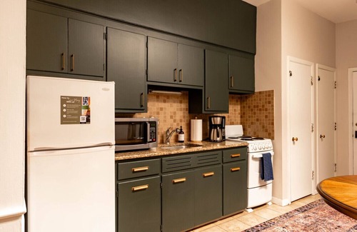 Ann Arbor Apartment | Luxury King bed Studio