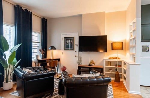 Ann Arbor Apartment | Luxury King bed Studio