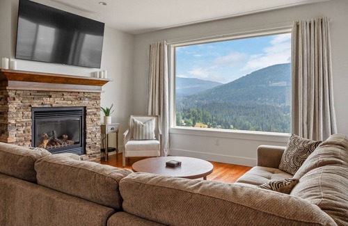 Foothills House | Luxury King Bed Suite with Gym