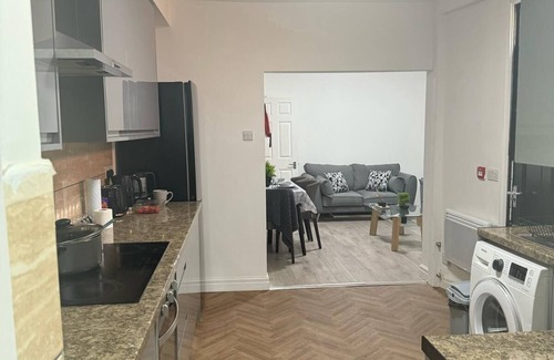 Rusholme House | Luxury King Room in Family Home