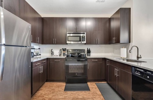 Courier City - Oscawana Apartment | luxury King suite W/Views,Pool,Gym & Free Parking