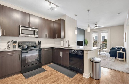 Courier City - Oscawana Apartment | luxury King suite W/Views,Pool,Gym & Free Parking