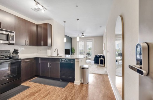 Courier City - Oscawana Apartment | luxury King suite W/Views,Pool,Gym & Free Parking