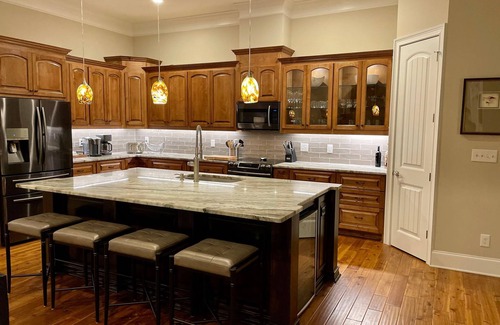 Gainesville House | Luxury Lake Lanier Estate + Double Dock