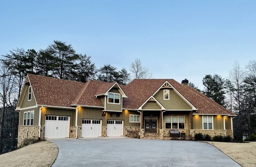 Gainesville House | Luxury Lake Lanier Estate + Double Dock
