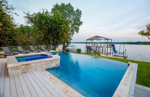 Kingsland House | Luxury Lake LBJ House with Heated Swimming Pool and Spill Over Hot Tub and 2 Boat Slips