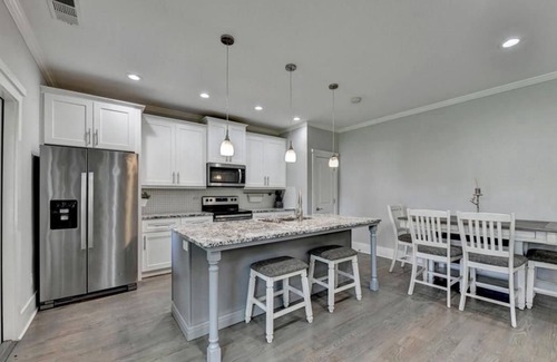 Buford House | luxury lake view. 6 sleep 3 bedroom 2kings 1Queen bed