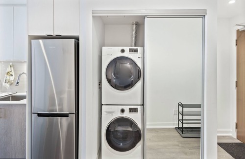 Swansea Condo | Luxury lake view |Beach pool |High park |Outdoor Swimming Pool |Balcony