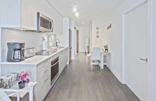 Swansea Condo | Luxury lake view |Beach pool |High park |Outdoor Swimming Pool |Balcony