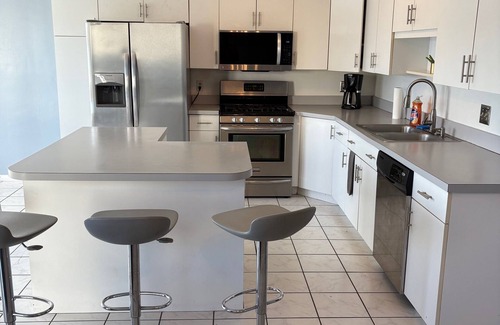 Hampton House | Luxury Lakefront 3-bedroom 3.5-bath Townhome with WiFi in Hampton