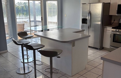 Hampton House | Luxury Lakefront 3-bedroom 3.5-bath Townhome with WiFi in Hampton