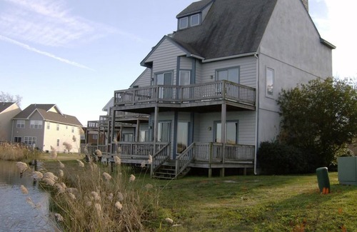 Hampton House | Luxury Lakefront 3-bedroom 3.5-bath Townhome with WiFi in Hampton