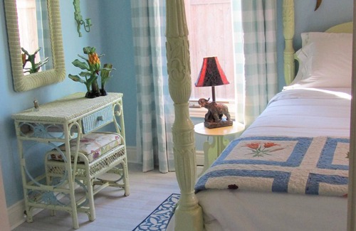 Selkirk House | LUXURY LAKEFRONT-ADULT ONLY WEEKENDS -SPRAWLING LAKEFRONT DECKS only for you