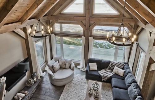 Caddy Lake Cottage | LUXURY LAKEFRONT COTTAGE