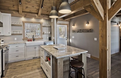 Caddy Lake Cottage | LUXURY LAKEFRONT COTTAGE