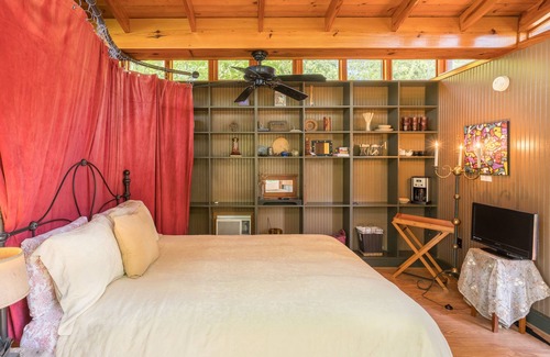 Spicewood Bed & Breakfast | Luxury Lakefront Escape: Massage, Yoga, Winery, Kayaks, SUPs, Krause Springs!