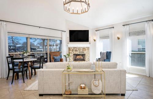 Cedar Creek Reservoir House | Luxury Lakefront Getaway