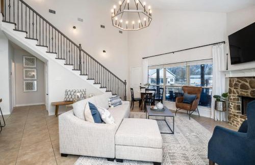 Cedar Creek Reservoir House | Luxury Lakefront Getaway