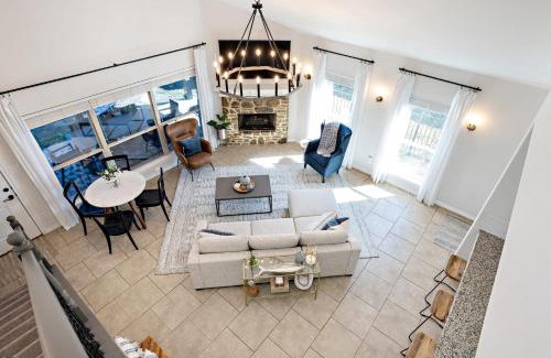 Cedar Creek Reservoir House | Luxury Lakefront Getaway