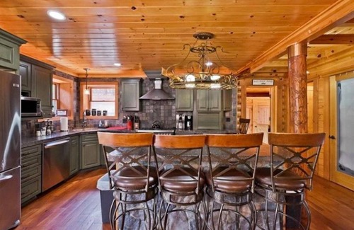Oxford Cabin | Luxury Lakefront Home On 155 Private Acres: Family Reunions, Weddings, Events
