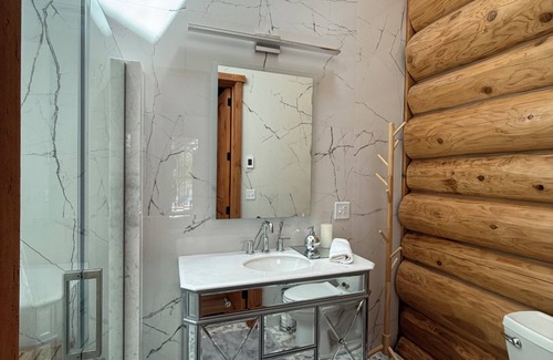 Blakeslee Cabin | Luxury Lakefront Log Cabin, steam room, sauna, professional karaoke, fire pit