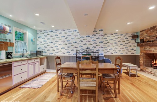 Union Pier House | LUXURY Lakefront Property on Private Beach with Stunning Lake Views and Sunsets