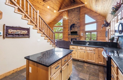 Lampe Ski Chalet | Luxury Lakefront Resort Chalet 3~2 Pools~FREE Amenities~Dock~MiniGolf~Waterslide